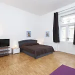 Prague Apartment V Lesicku 8