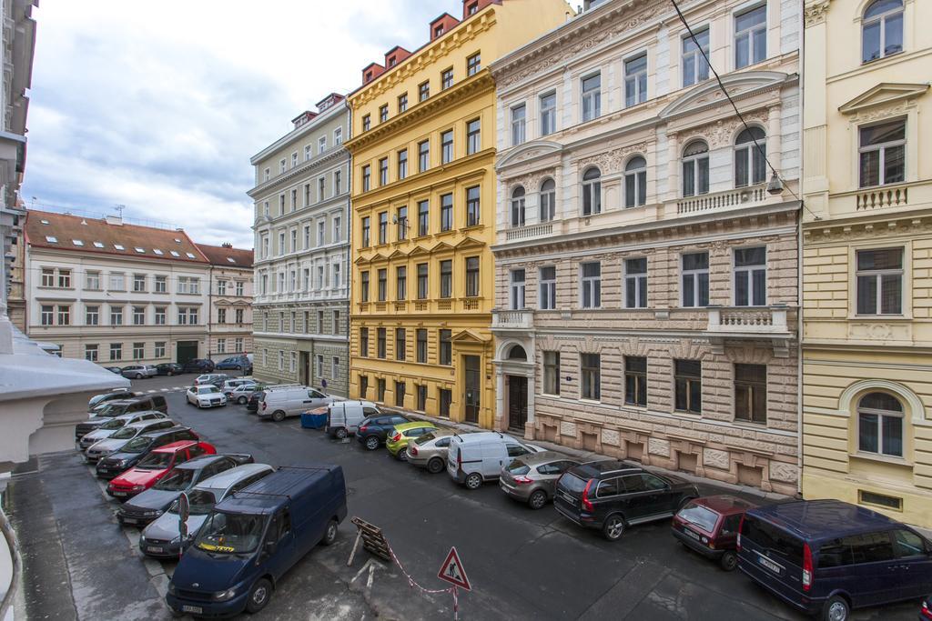 V Lesicku 8 * Praha